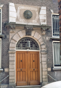 22303 Gezicht op de voordeur van het pand Achter de Dom 22 te Utrecht.